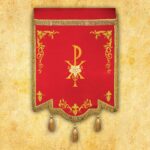 Czerwony sztandar z symbolem chrześcijańskim i ornamentami