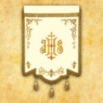 Dekoracyjny sztandar z haftem religijnym IHS