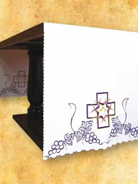 Tischdecke mit gestickten Kreuzen und Dornen an den Seiten