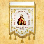 Religijny sztandar z wizerunkiem Jezusa i napisem.