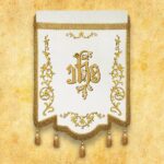 Baner z ornamentami i literami IHS