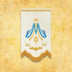 Heraldyczny sztandar z inicjałami M i koroną