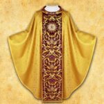 Gold- und kastanienbraunes Messgewand mit liturgischen Stickereien.