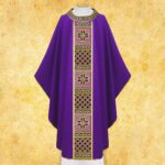 Fioletowy ornat liturgiczny z wzorem krzyżowym.