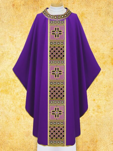 Fioletowy ornat liturgiczny z wzorem krzyżowym.