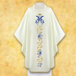 Biała szata liturgiczna z niebieskim haftem