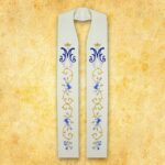 Ornat liturgiczny z niebieskimi kwiatami i monogramem