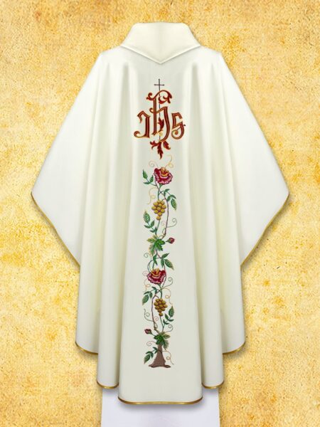 Biała szata liturgiczna z haftem kwiatów i winorośli.
