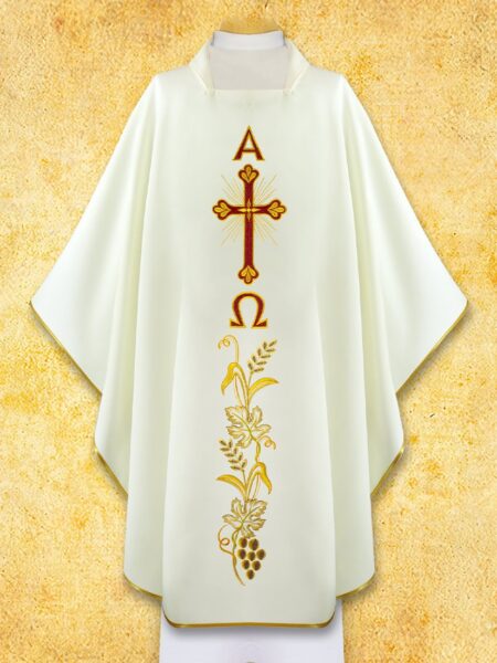 Biała szata liturgiczna z haftem krzyża i motywami.