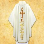 Ornat liturgiczny z symbolami chrześcijańskimi na tle