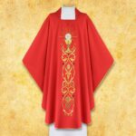 Czerwona szata liturgiczna z haftem eucharystycznym