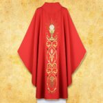 Czerwona kapa liturgiczna z haftem złotym kielichem.