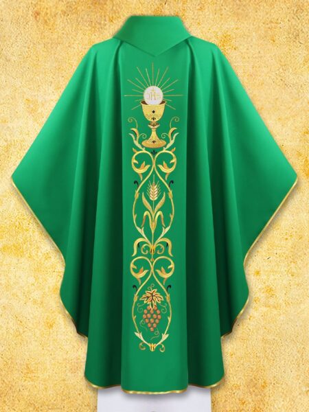 Zielona kapa liturgiczna z złotym motywem religijnym