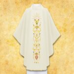 Zdjęcie ornatu z haftem Eucharystii