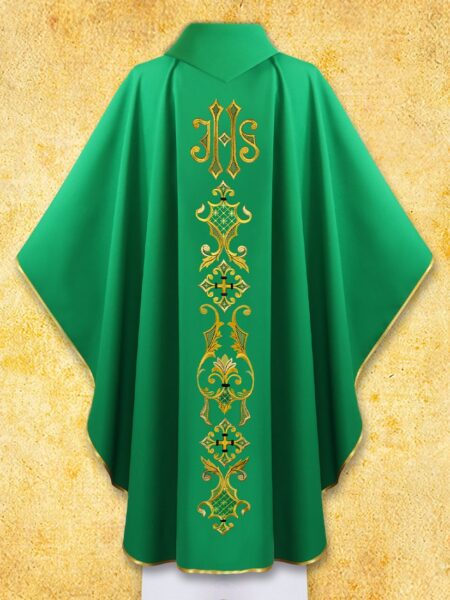 Zielona kapłańska ornata z dekoracją liturgiczną.