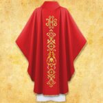 Czerwona szata liturgiczna z haftem złotym.