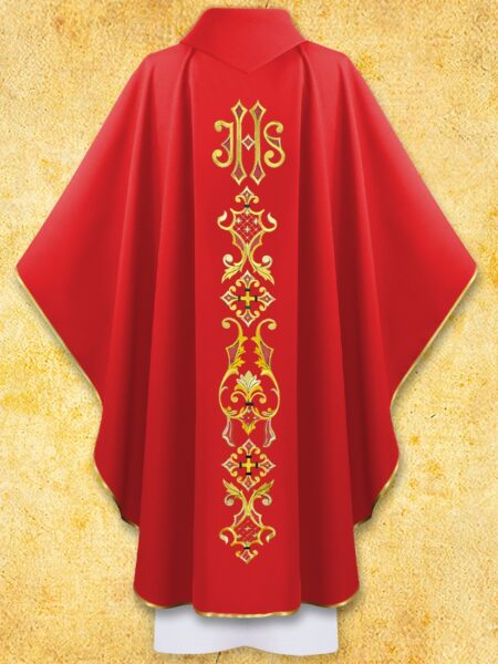 Czerwona szata liturgiczna z haftem złotym.