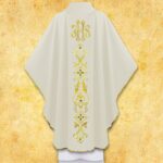Ornat liturgiczny z haftem złotym na tle
