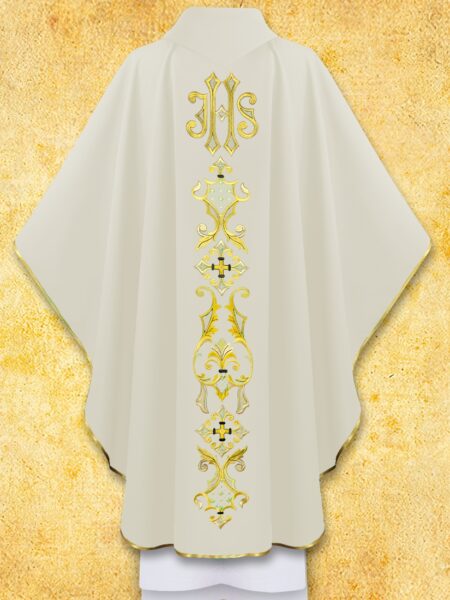 Ornat liturgiczny z haftem złotym na tle