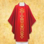 Czerwona szata liturgiczna z haftem religijnym