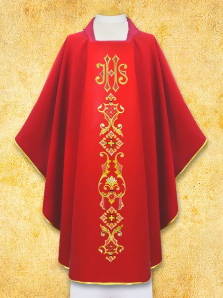 Czerwona szata liturgiczna z haftem religijnym
