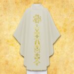 Suknia liturgiczna z ozdobnym haftem złotym