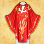 Czerwona stuła liturgiczna z gołębiem i płomieniami.