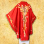 Czerwona kapa liturgiczna z krzyżem i ornamentami