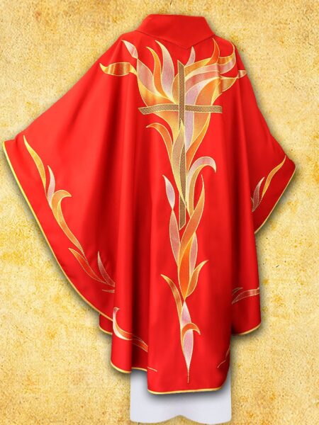 Czerwona kapa liturgiczna z krzyżem i ornamentami