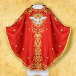 Czerwona haftowana szata liturgiczna z motywem Ducha Świętego.