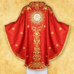 Czerwona szata liturgiczna z haftem złotym