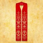 Czerwona stuła liturgiczna z krzyżami i winogronem.