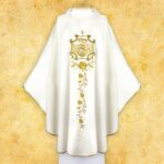 Biała szata liturgiczna z haftowanym wzorem krzyża