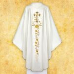 Ornat liturgiczny z haftem krzyża i kwiatów.