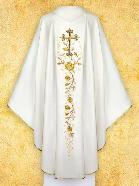 Ornat liturgiczny z haftem krzyża i kwiatów.