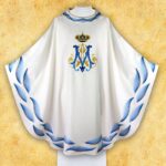 Biała kaplica z niebieską dekoracją maryjną