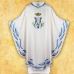 Biała kapłańska kapa z niebieskimi wzorami liturgicznymi