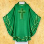 Zielona peleryna liturgiczna z krzyżem i liśćmi.