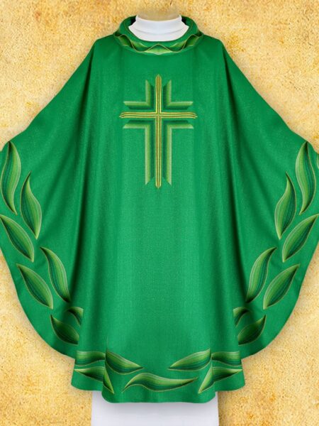 Zielona peleryna liturgiczna z krzyżem i liśćmi.