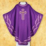 Fioletowy ornat z krzyżem liturgicznym na tle.
