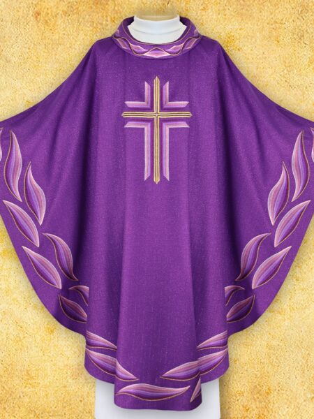 Fioletowy ornat z krzyżem liturgicznym na tle.