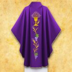 Fioletowa szata liturgiczna z religijnymi symbolami.