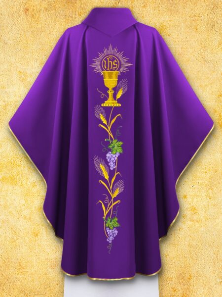 Fioletowa szata liturgiczna z religijnymi symbolami.