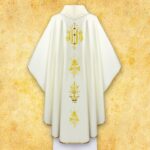 Biała kapa z haftem liturgicznym