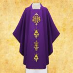 Fioletowa szata liturgiczna z złotymi haftami