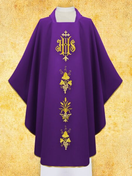 Fioletowa szata liturgiczna z złotymi haftami