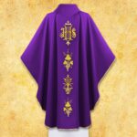 Fioletowa szata liturgiczna z ornamentami