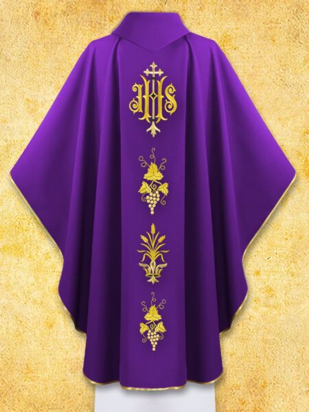 Fioletowa szata liturgiczna z ornamentami