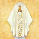 Biała szata liturgiczna z haftem Matki Boskiej