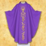 Fioletowy ornat liturgiczny z haftem eucharystycznym